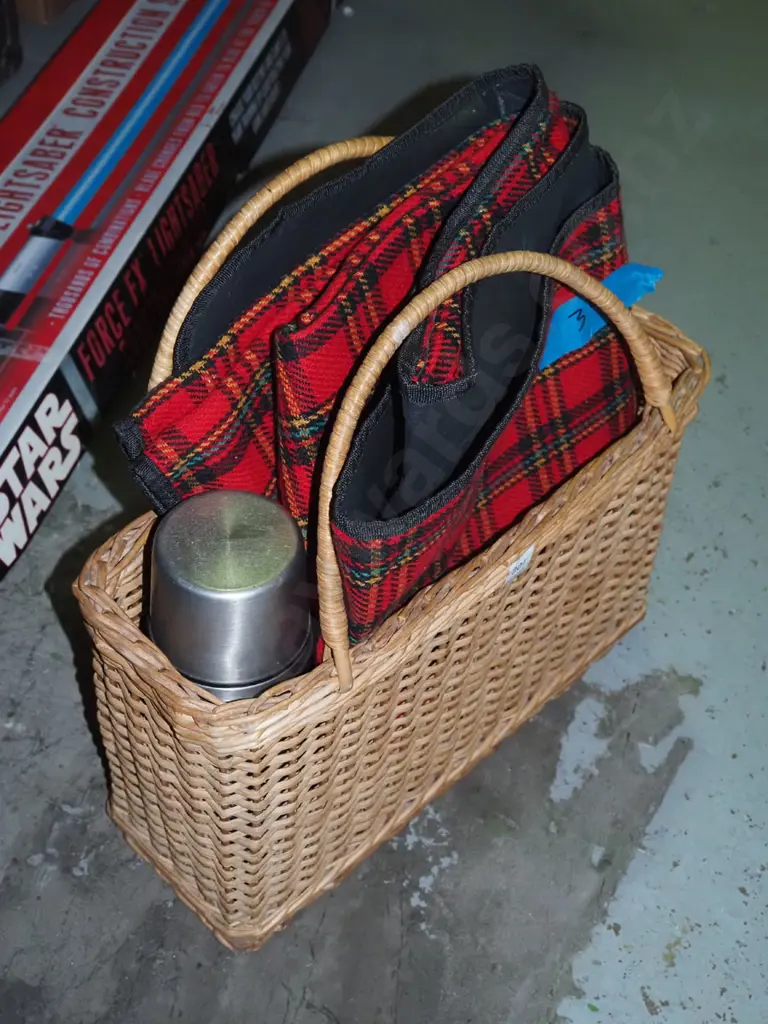 picnic basket, blanket, thermos Image 1++
