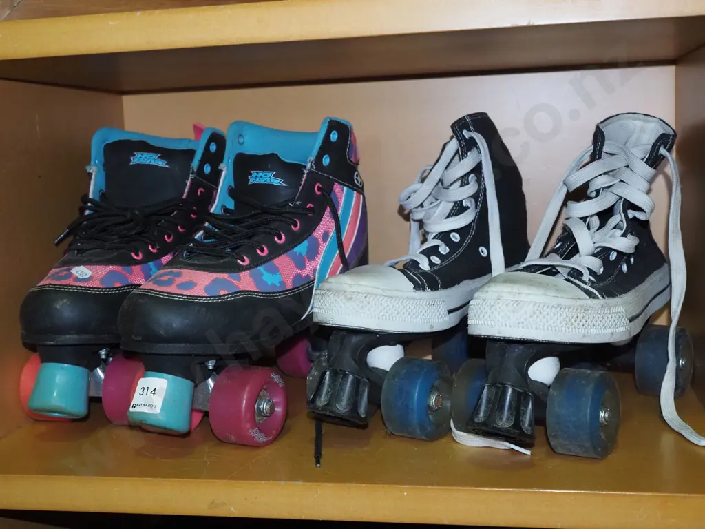 2x pairs of roller skates Image 1++