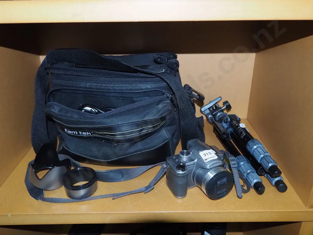 Panasonic Luminex camera, tripod, bag, accessories Image 1++