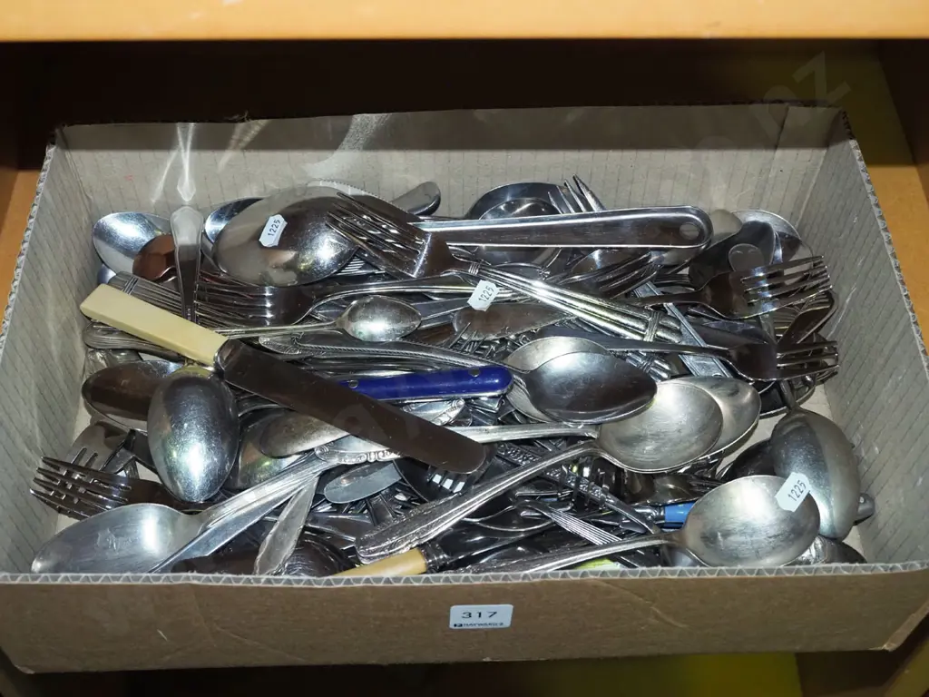 box; cutlery Image 1++