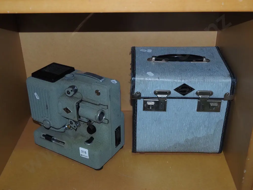 Eumig 8mm film projector and case Image 1++
