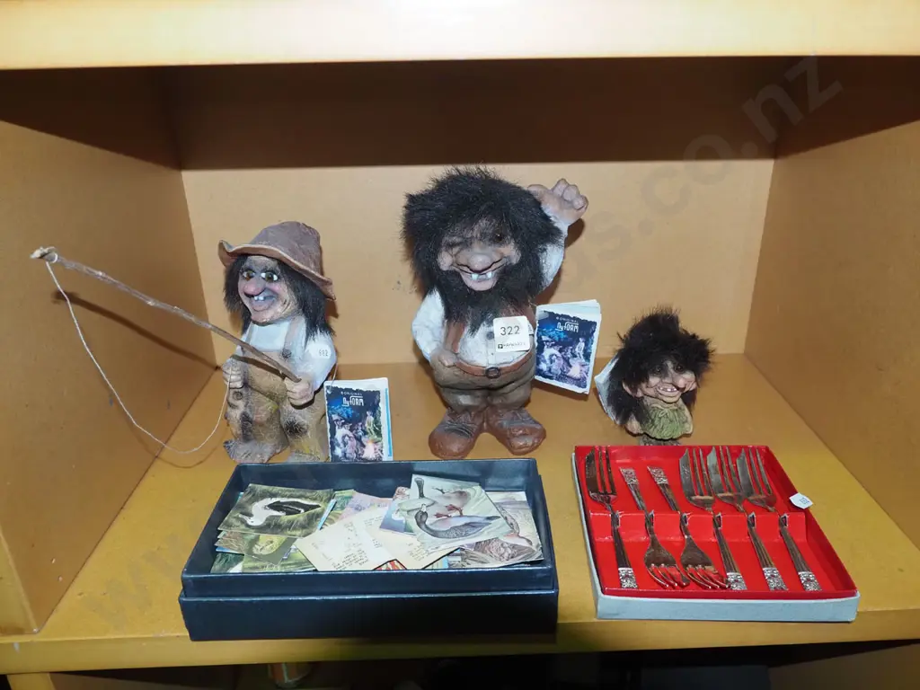 troll figurines, cake forks, collector cards Image 1++