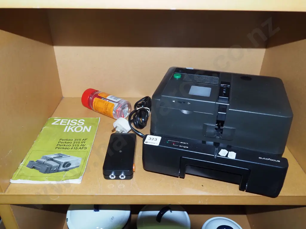 Zeiss Ikon slide projector - no cartridges Image 1++