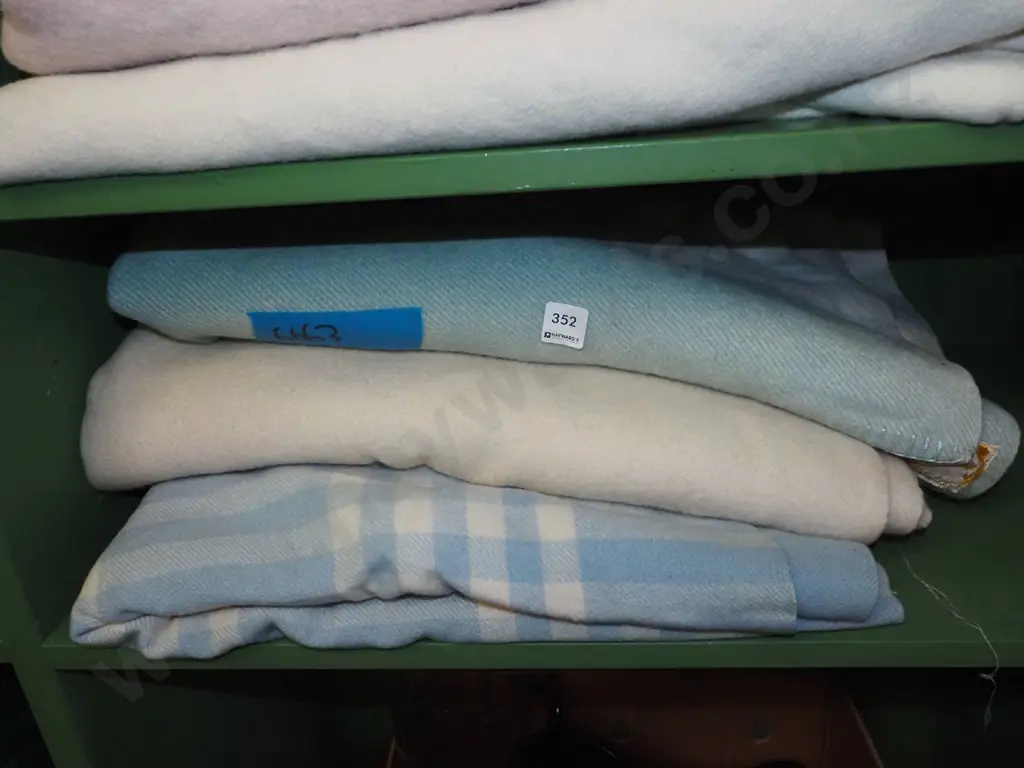 3x woollen blankets Image 1++