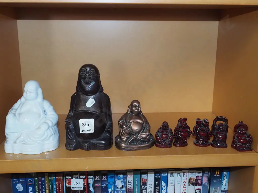 shelf of buddha figurines H150 Image 1++