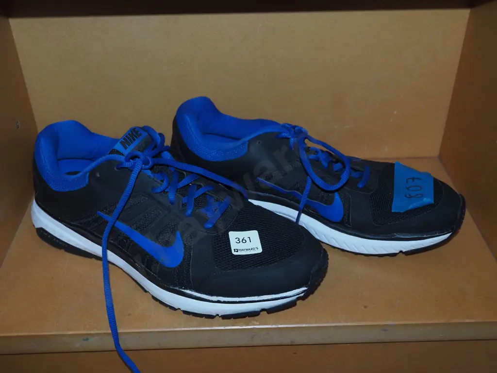 pair of Nike Uk 9.5 sneakers Image 1++