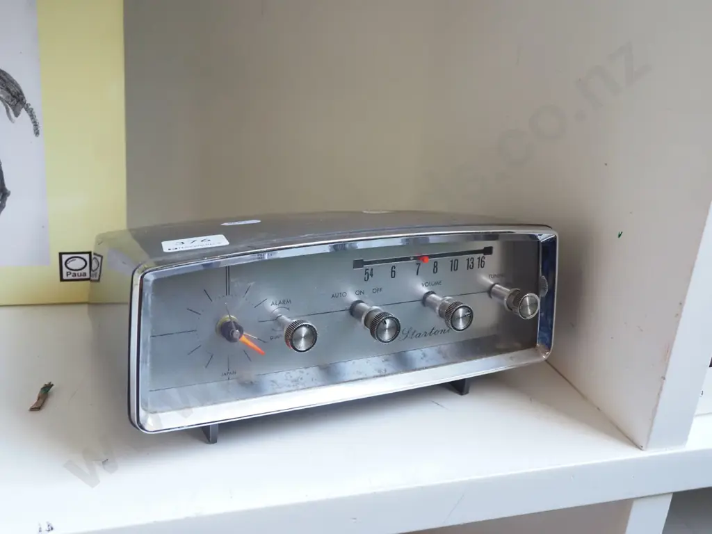 retro battery powered radio alarm clock Image 1++