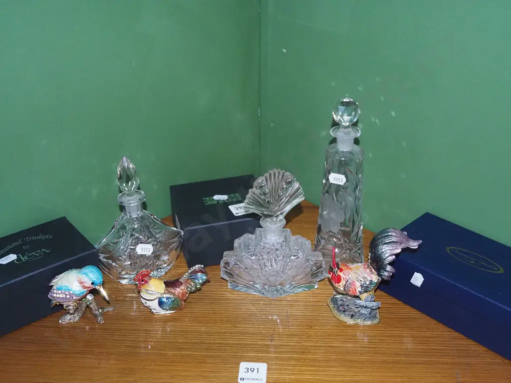 bird figurines, 3x stoppered scent bottles Image 1++