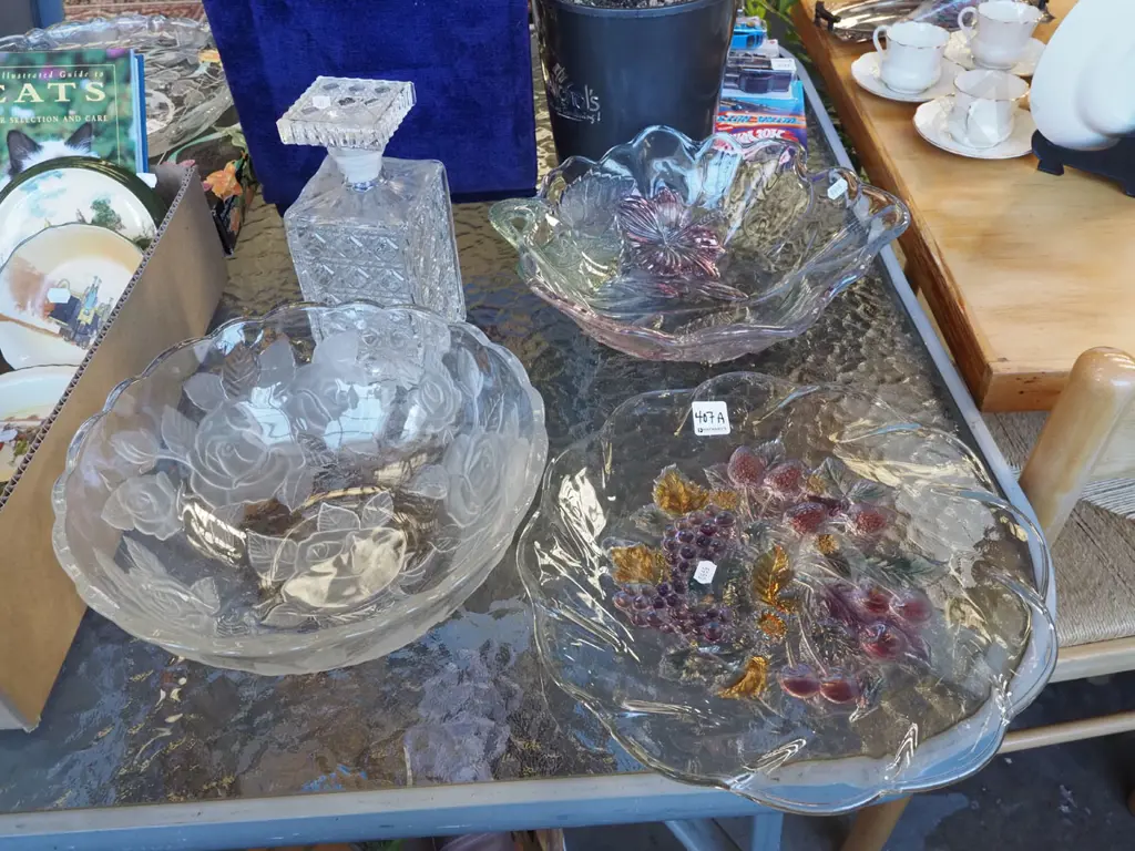 4x moulded glass items - stoppered decanter, serving plate, 2x bowls Image 1++