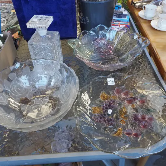 4x moulded glass items - stoppered decanter, serving plate, 2x bowls