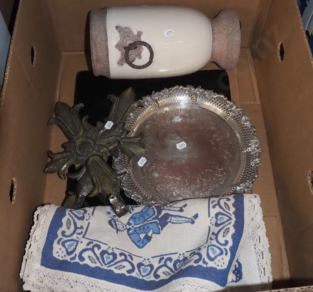 box; placemats, serving platter, plated tray, vase etc Image 1++