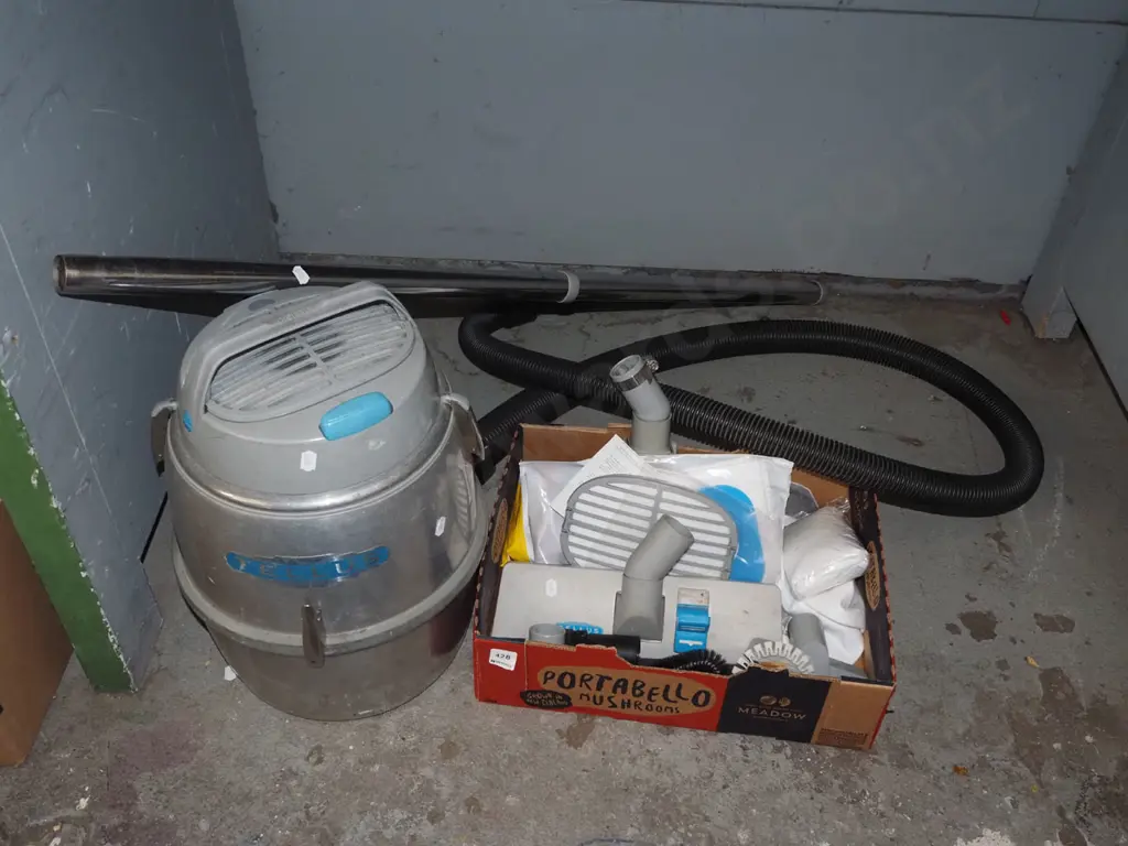 Tellus vacuum cleaner and accessories Image 1++