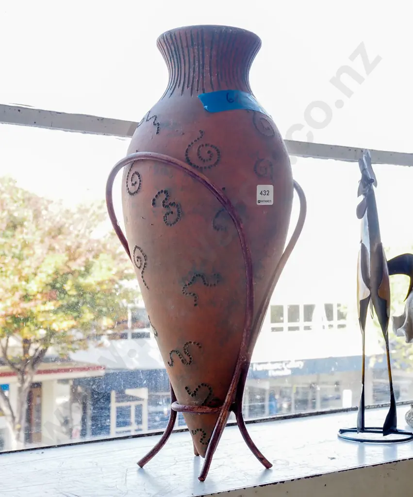 terracotta vase and metal stand H580 Image 1++