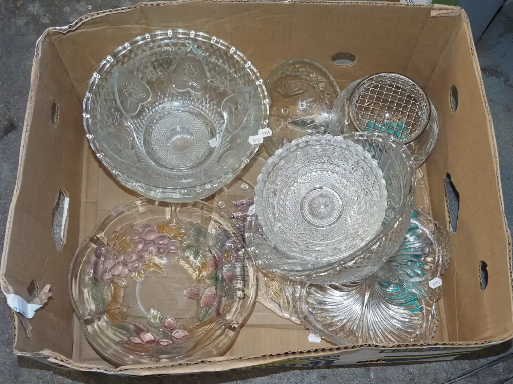 box; glass bowls, vase, plate Image 1++