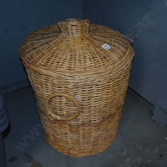 lidded laundry hamper H570