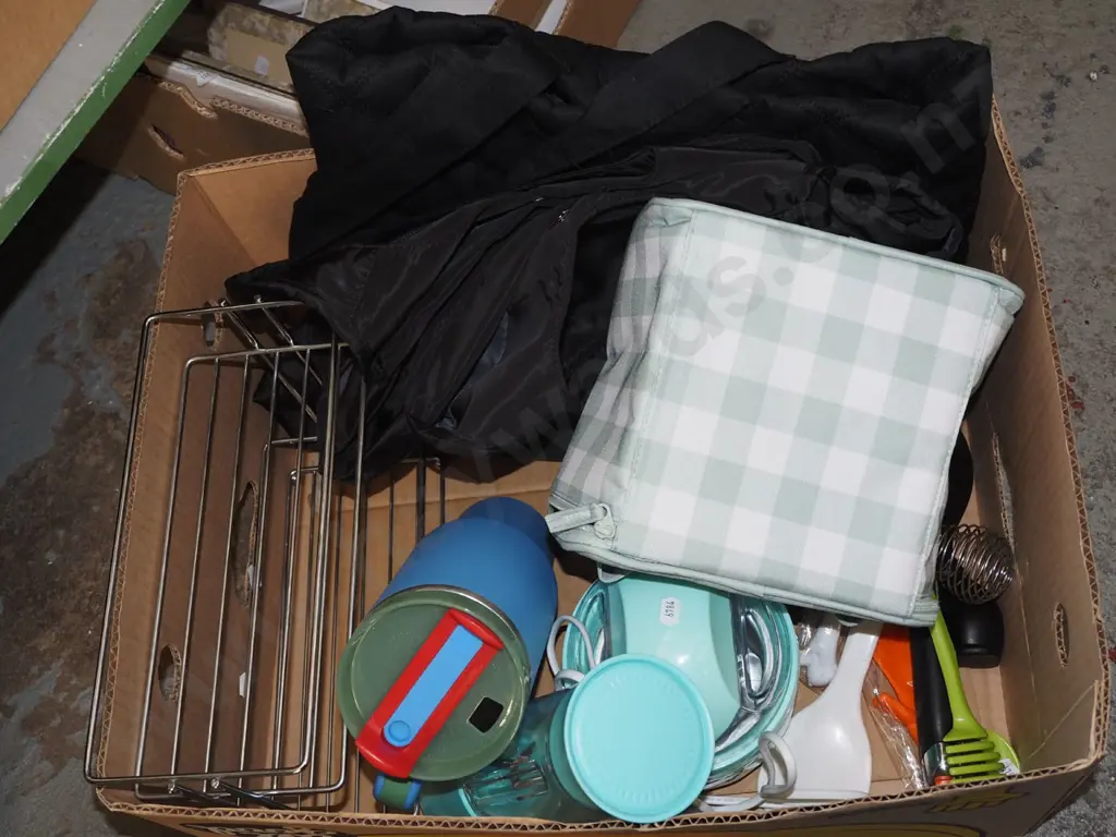 box; thermos, small chiller bag, holdalls etc Image 1++