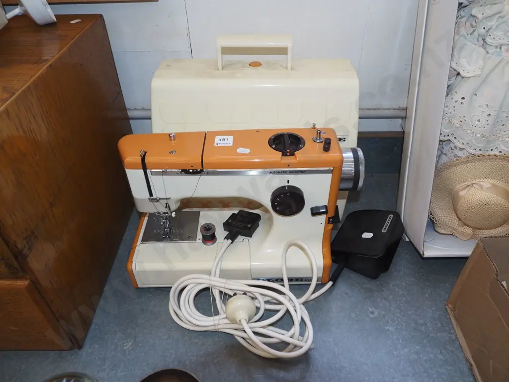 Globe Cub 3 sewing machine Image 1++