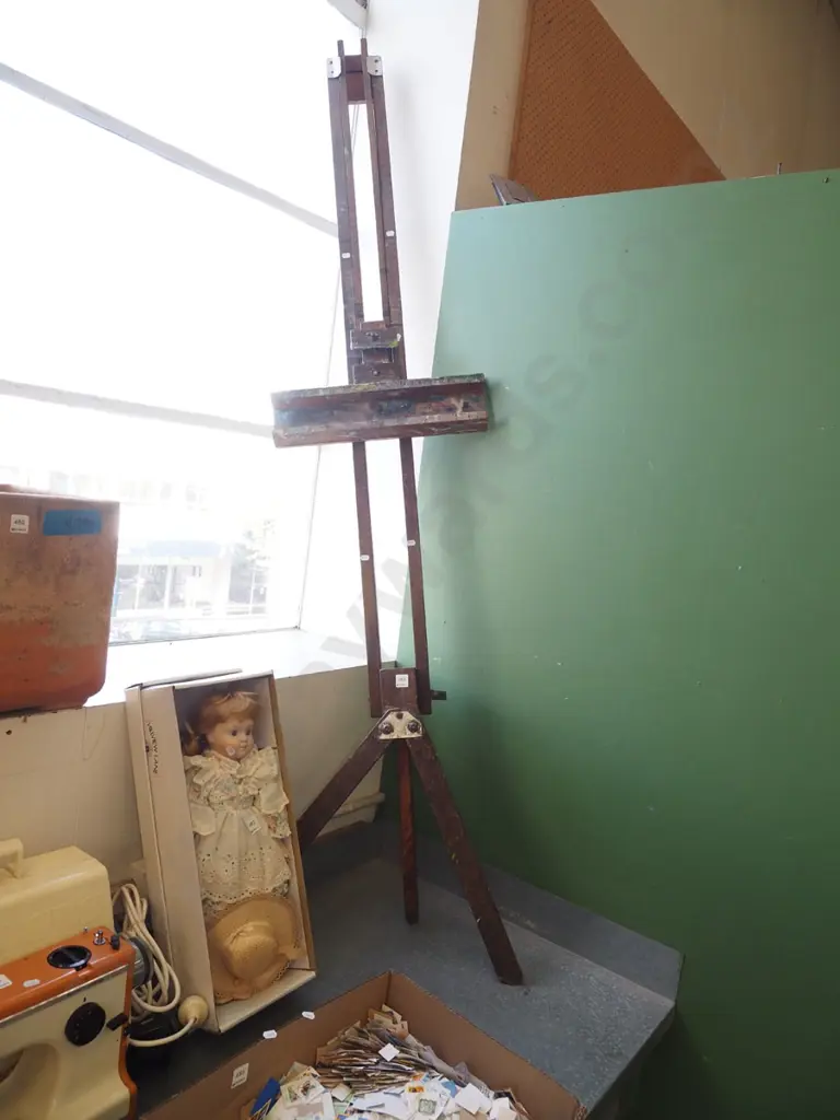 large well used artists easel Image 1++