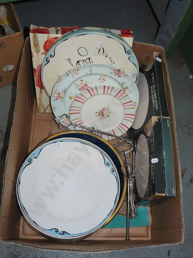 box; plates, cake stand, placemats etc Image 1++