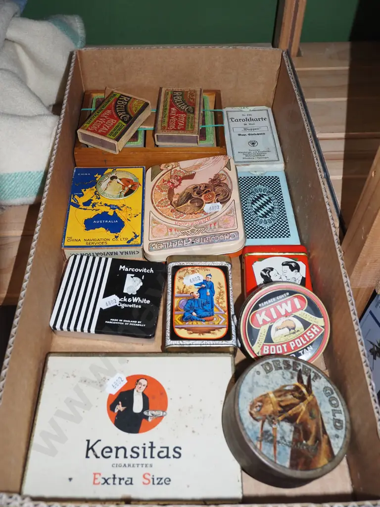 box of vintage tins Image 1++