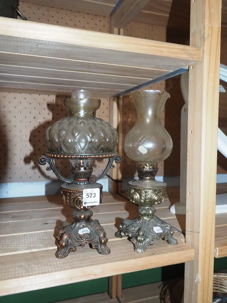 pair of reproduction kerosene lanterns H240 Image 1++