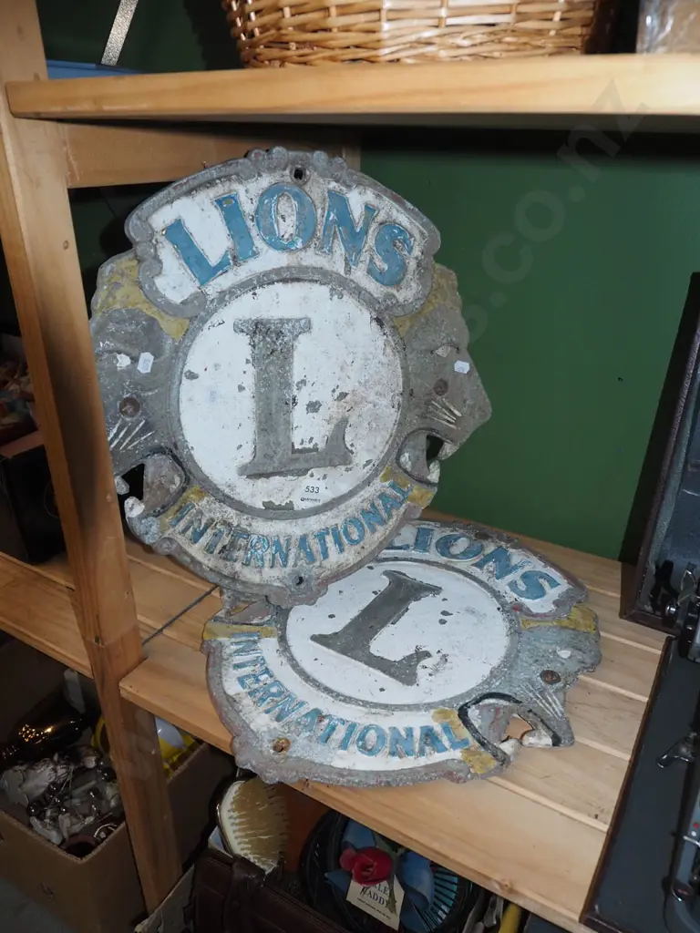 2x Lions International cast alloy signs Image 1++