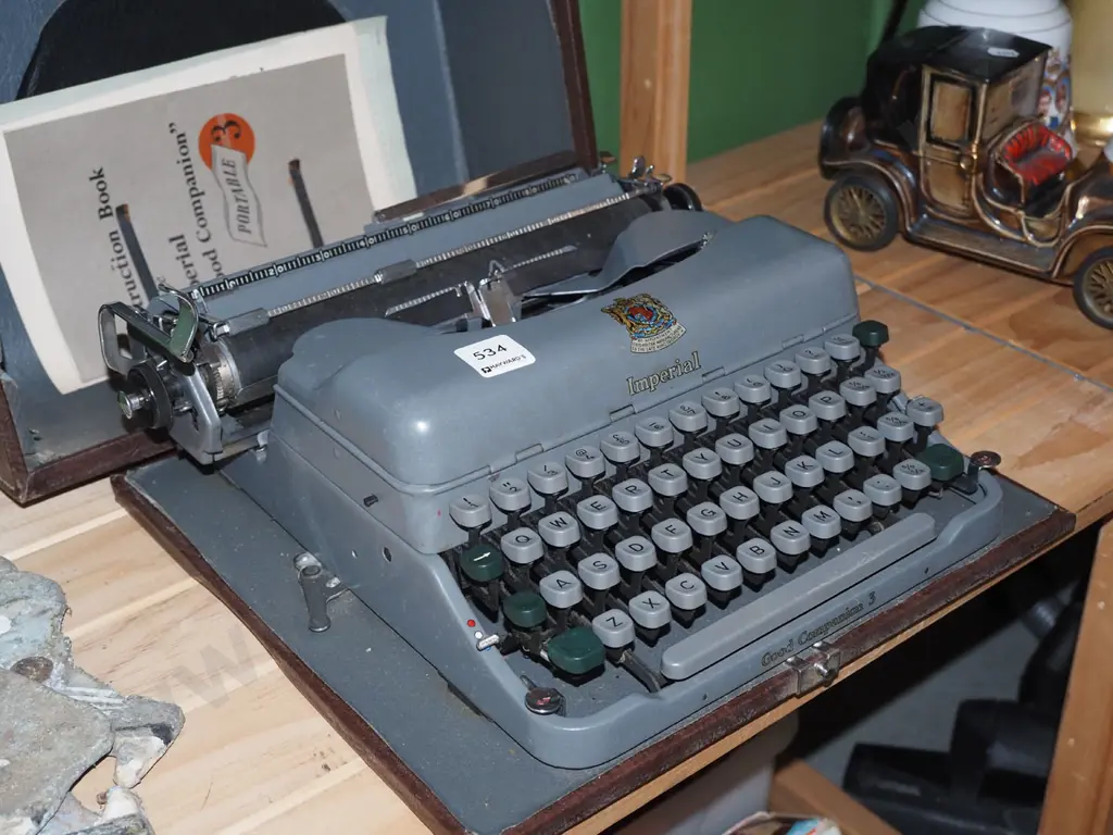 Imperial portable typewriter Image 1++