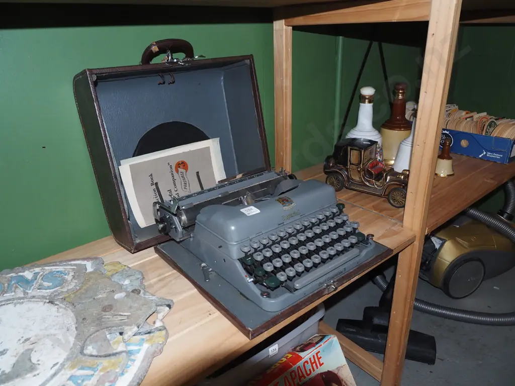 Imperial portable typewriter Image 1++