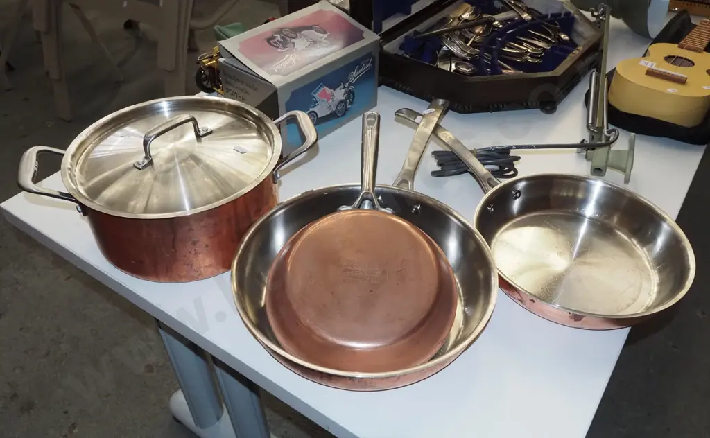 Stevens copper bottom frying pans, lidded pot Widest pan Diam300 Image 1++