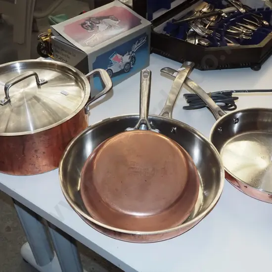 Stevens copper bottom frying pans, lidded pot Widest pan Diam300