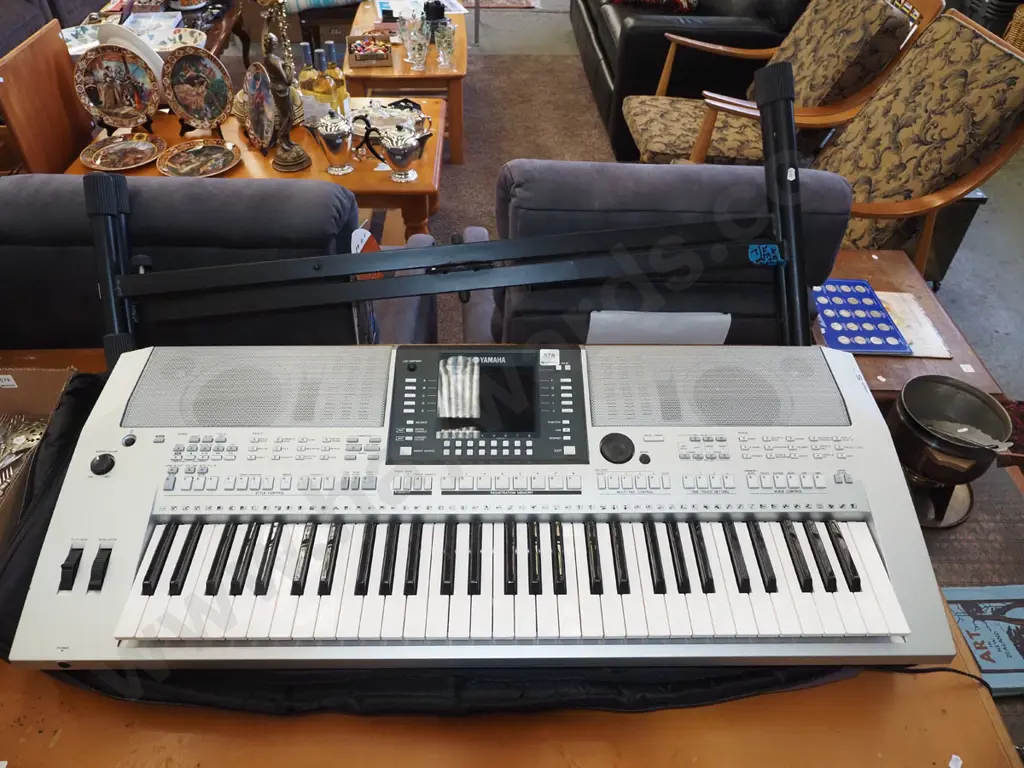 Yamaha PSR-S710 keyboard and stand Image 1++
