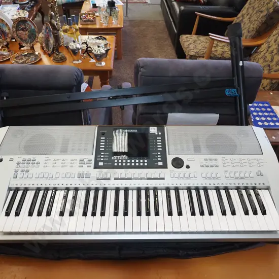 Yamaha PSR-S710 keyboard and stand