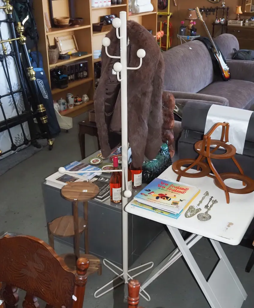 1980s coat stand Image 1++