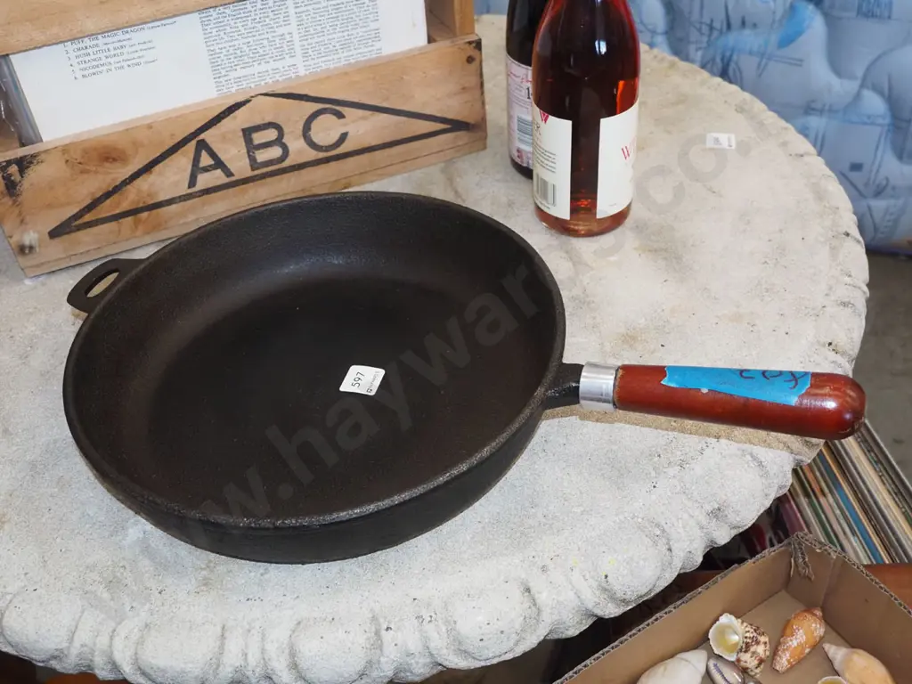 large cast iron wooden handled frying Diam310 Image 1++