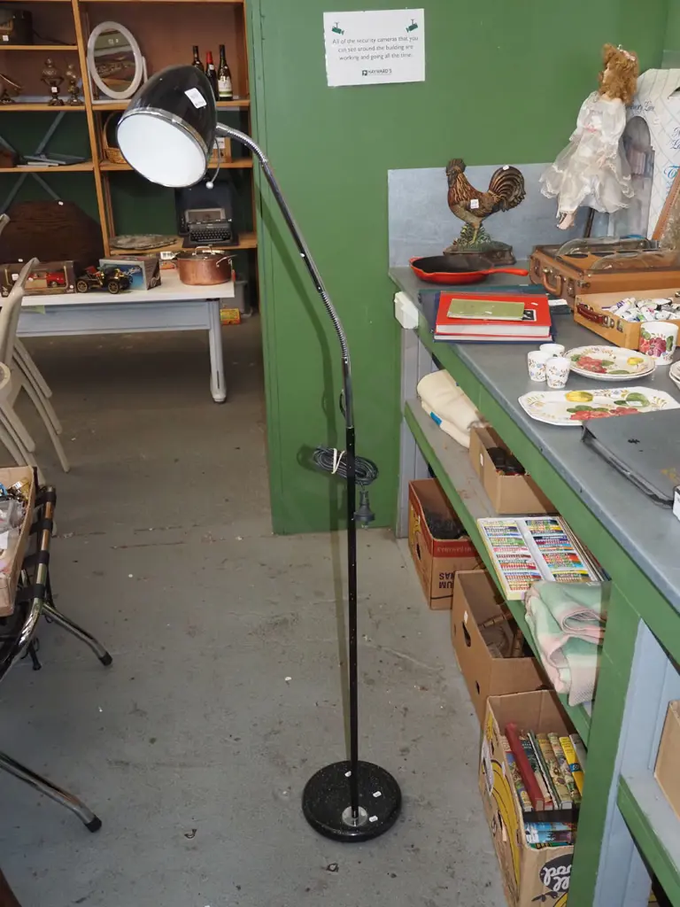 adjustable standard lamp Image 1++