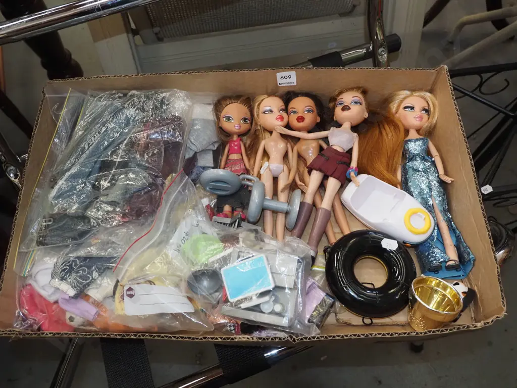 Bratz dolls and accessories Image 1++