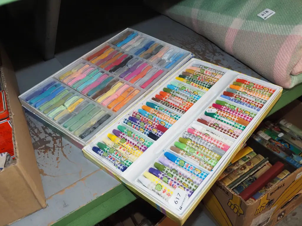 box; pastels, crayons Image 1++