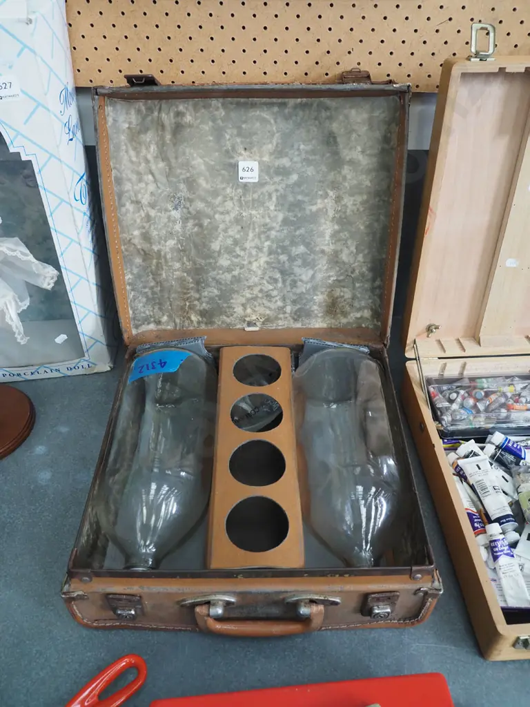 flagon suitcase and 2 flagons Image 1++