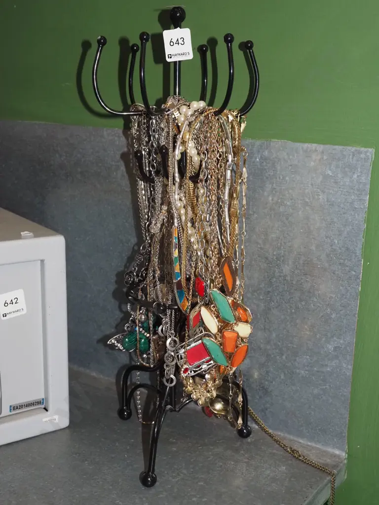 jewellery stand and necklaces and pendants Image 1++
