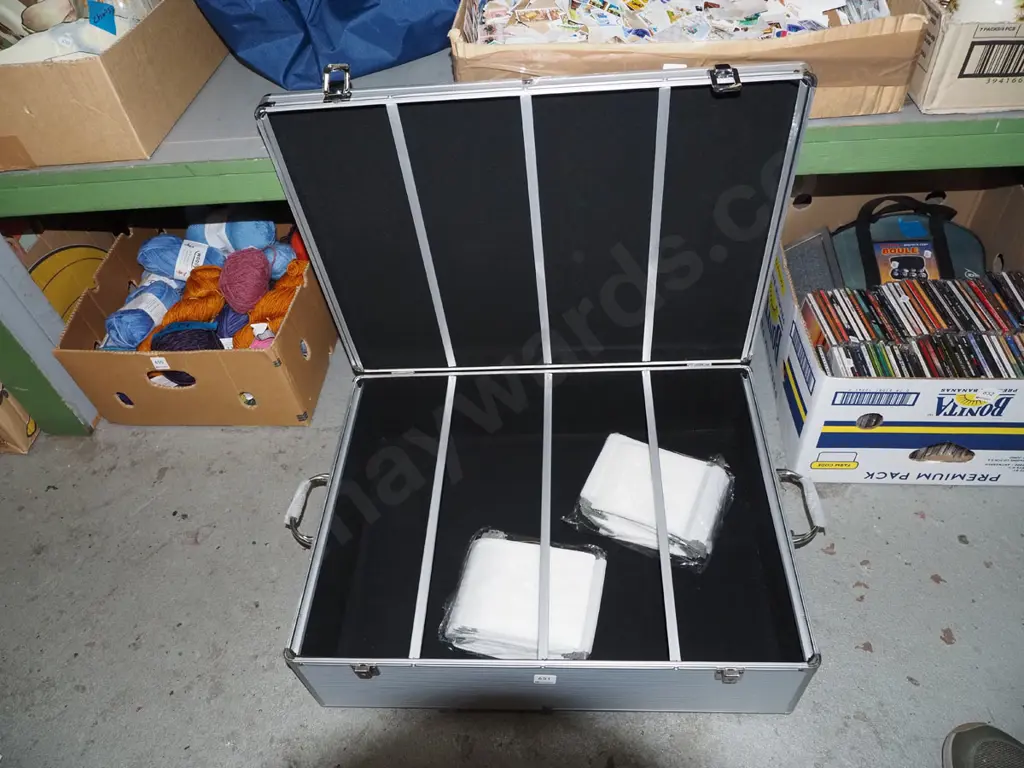 aluminium case with CD storage sleeves W-600 Image 1++