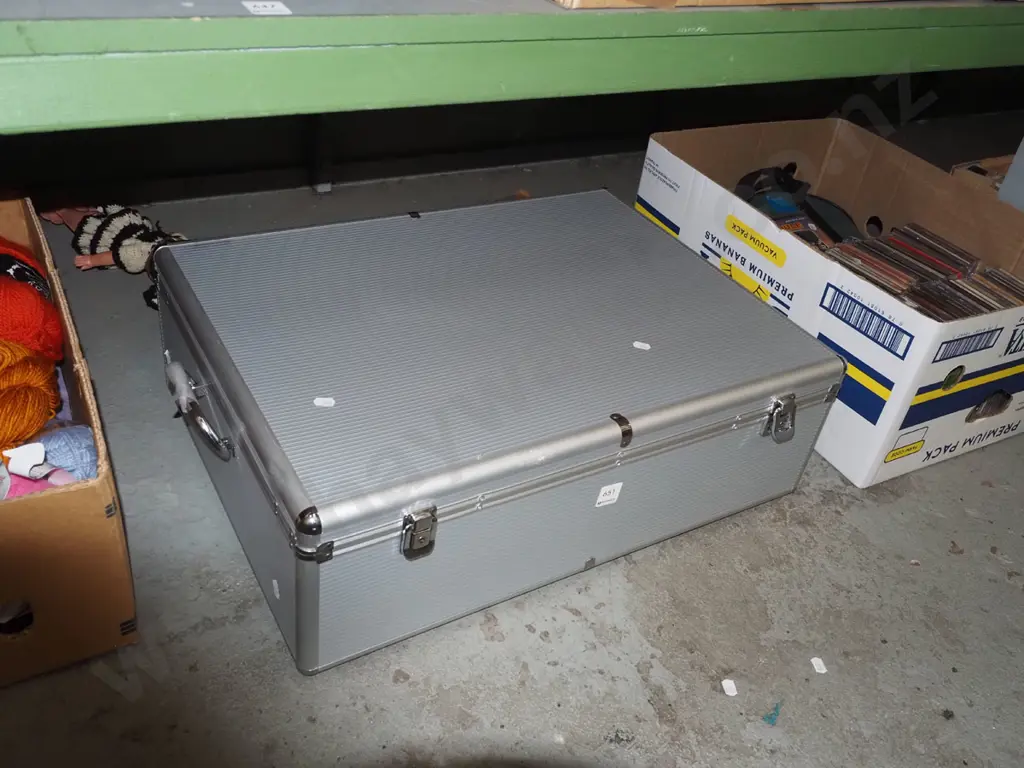 aluminium case with CD storage sleeves W-600 Image 1++