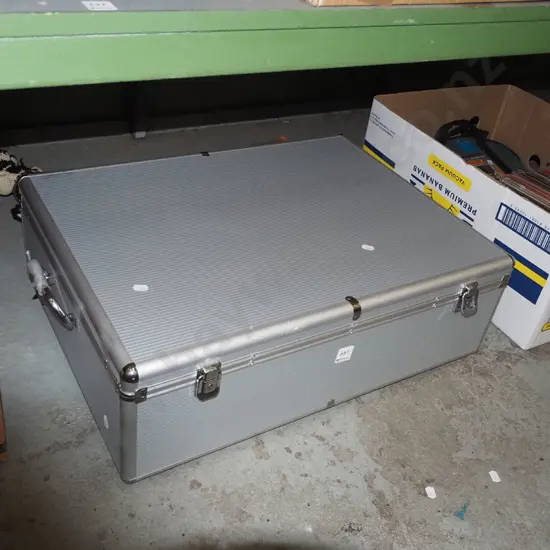 aluminium case with CD storage sleeves W-600