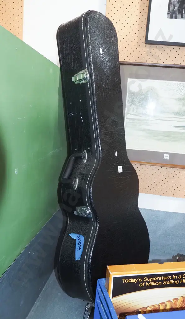 hard guitar case - no guitar Image 1++