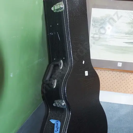 hard guitar case - no guitar