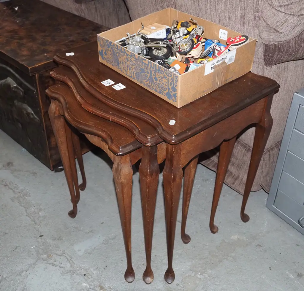 mahogany nest of 3 tables Image 1++