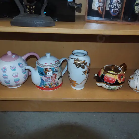 4x teapots, vase