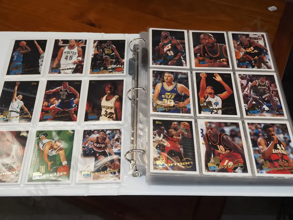 folder of various basketball collector cards Image 1++