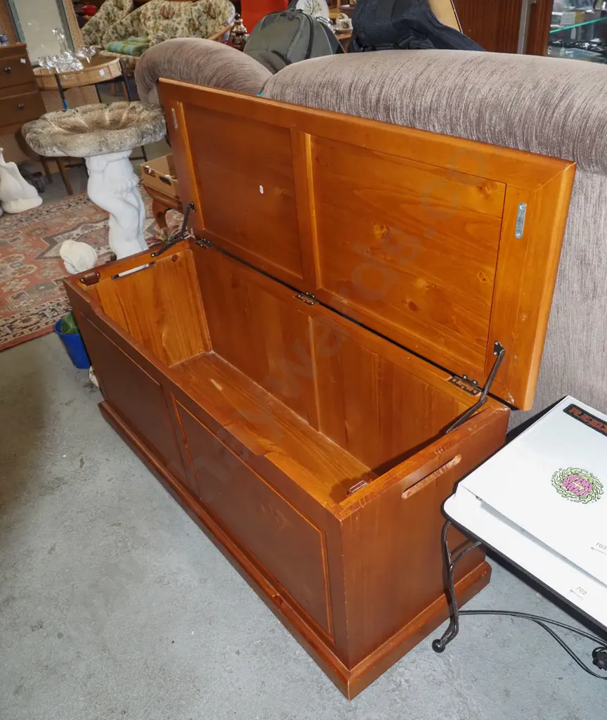 large pine blanket box H500 W1200 D400 Image 1++