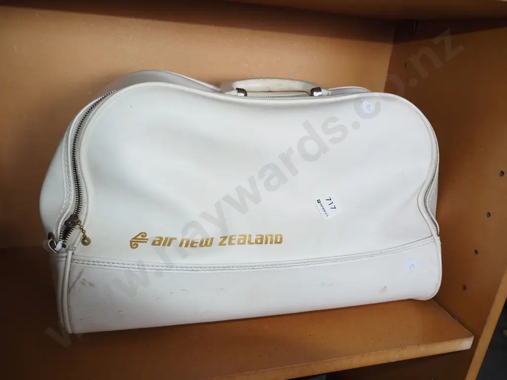 retro vinyl AirNZ tote bag Image 1++