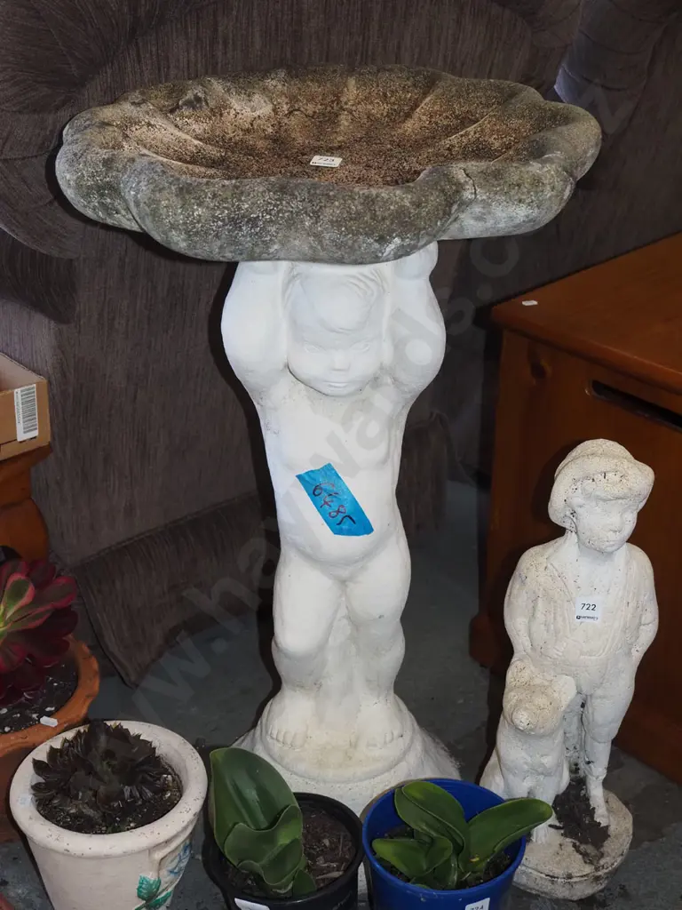 figural based bird bath H78 Image 1++